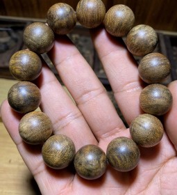 Vòng Trầm Hương 16mm Banh Đỏ – Banh Dầu – Malaysia