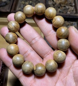  Vòng Trầm Hương 14mm Banh Đỏ – Malaysia