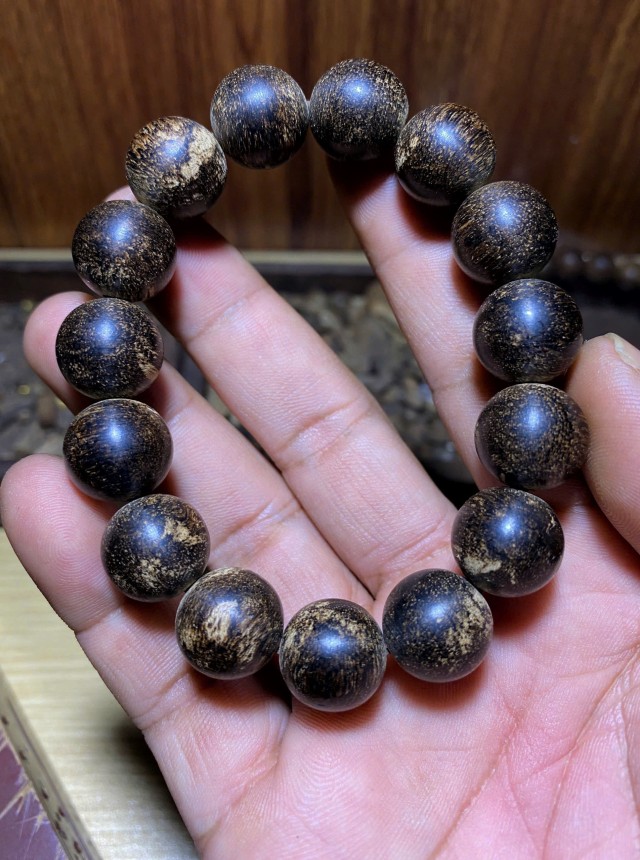 Vật Phẩm Trầm Hương 14mm Chìm – Indonesia