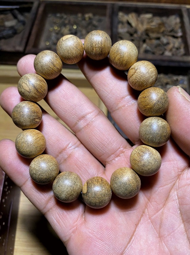  Vòng Trầm Hương 14mm Banh Đỏ – Malaysia