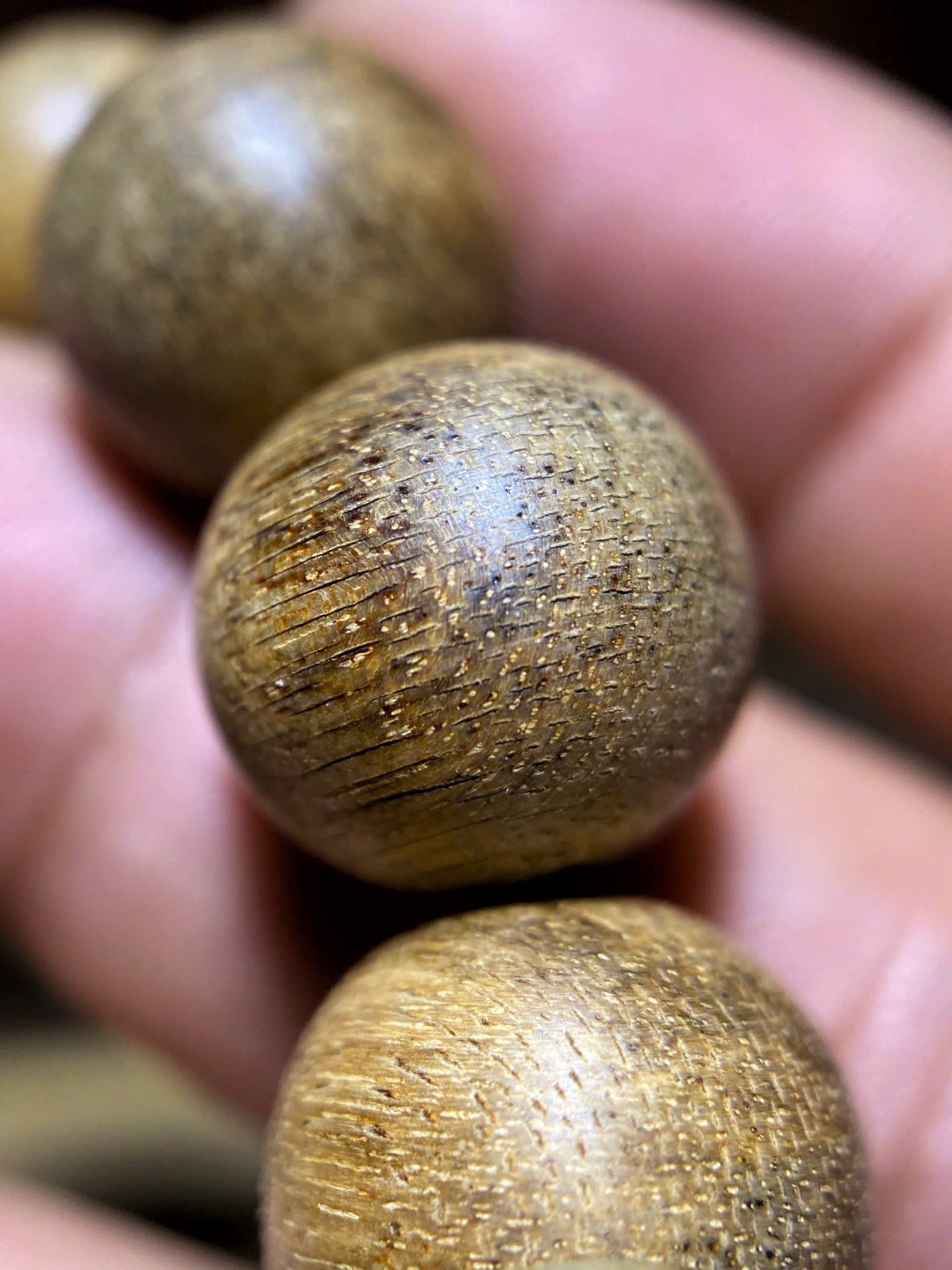  Vòng Trầm Hương 14mm Banh Đỏ – Malaysia