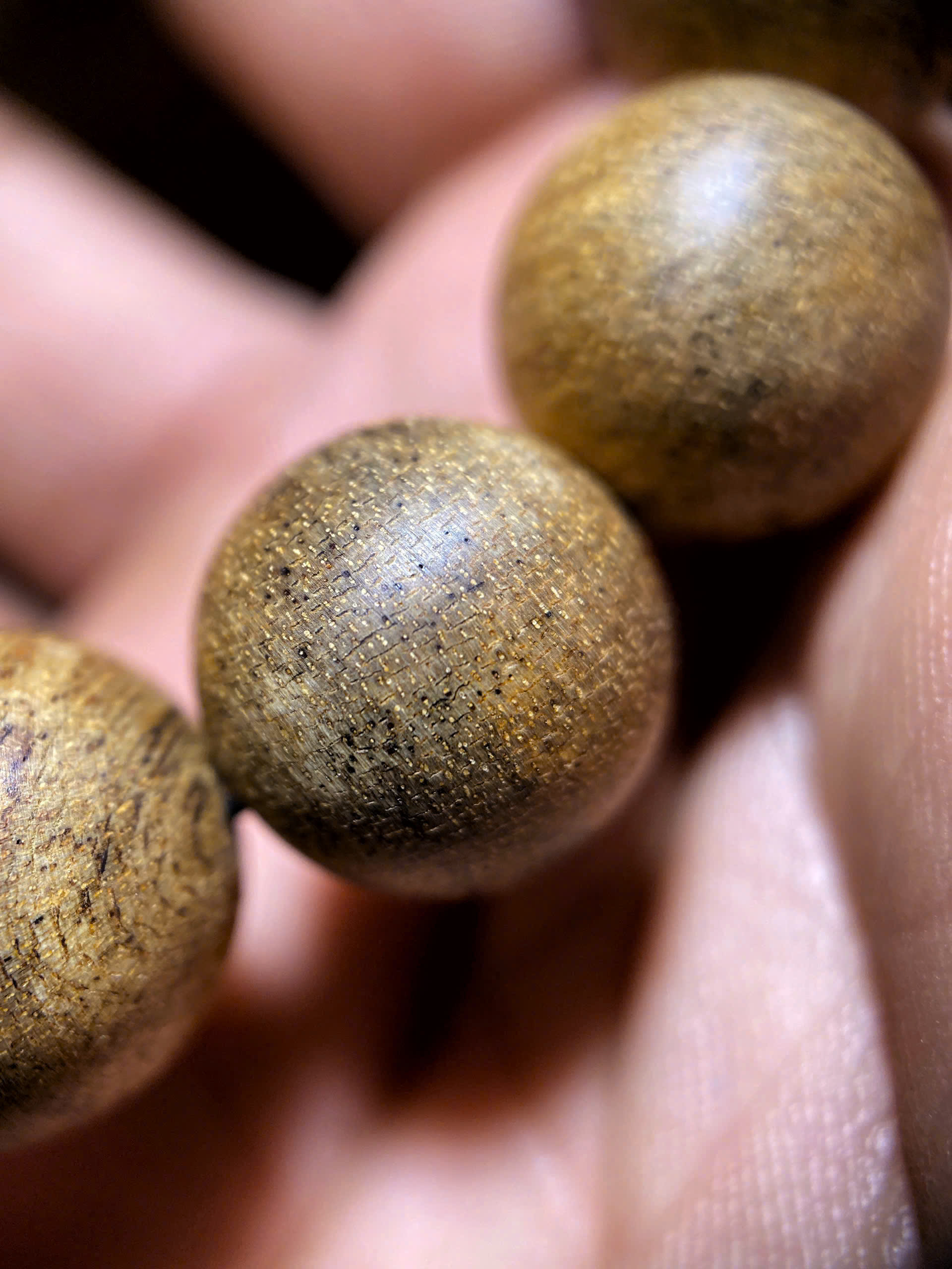  Vòng Trầm Hương 14mm Banh Đỏ – Malaysia