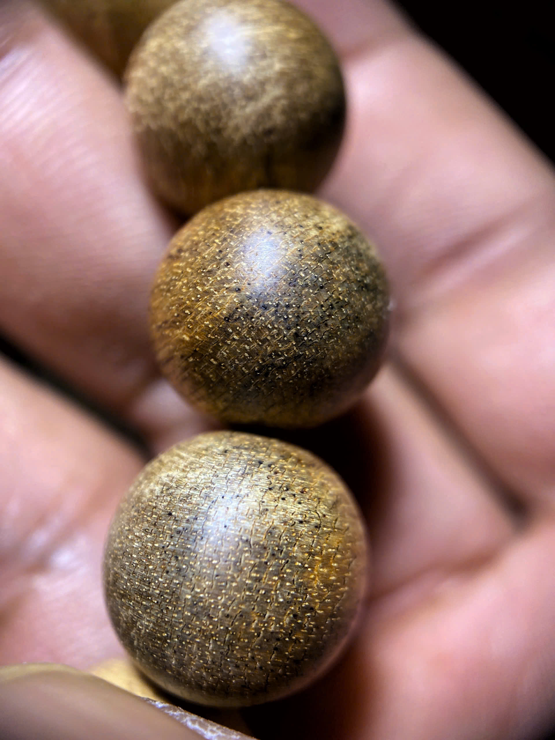  Vòng Trầm Hương 14mm Banh Đỏ – Malaysia